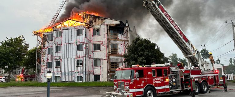 [IMAGES] Fire in their building: a second nightmare for 16 owners evacuated from Saint-Jérôme