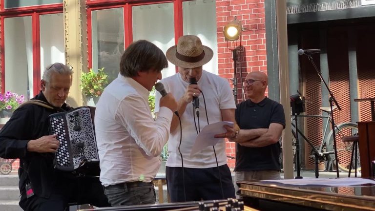 In Hauts-de-France, Thomas Dutronc, Gaétan Roussel and Nicoletta sing Brel for a TV show