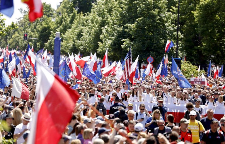 In Poland, massive mobilization against the illiberal policy of the PiS