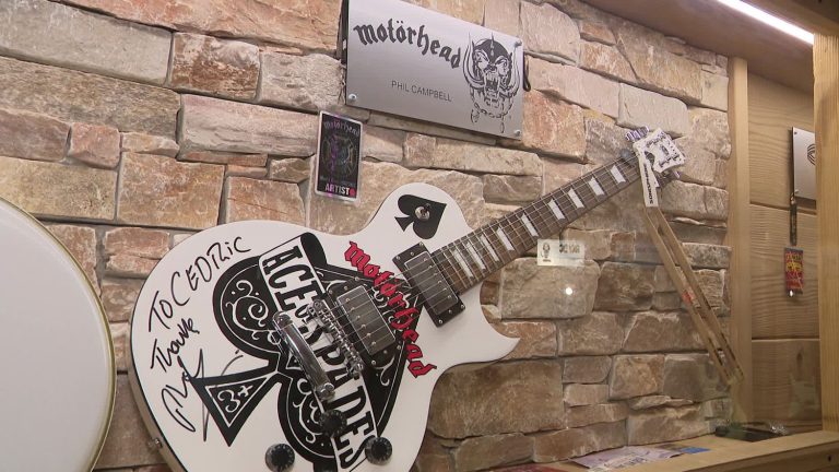 In the Doubs, a private bar welcomes renowned rock guitarists for intimate concerts