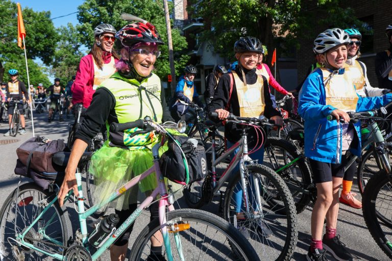 Island Tour |  Thousands of cyclists in the streets of Montreal