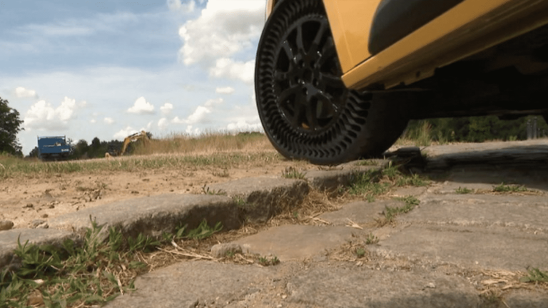 La Poste equips its cars with puncture-proof tires