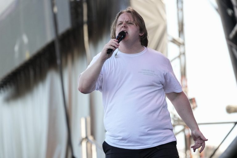 Lewis Capaldi suspends his tour due to health reasons