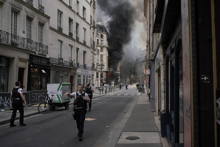 Major fire in Paris, a partially collapsed building