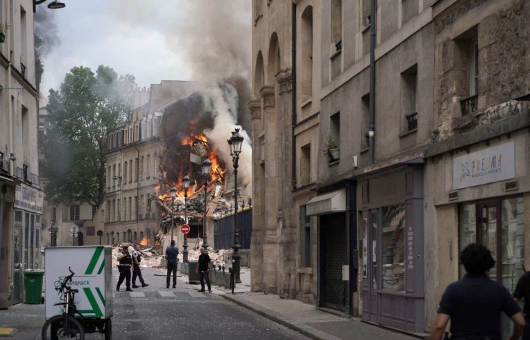 Major fire in the heart of Paris, a partially collapsed building