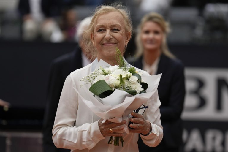 Martina Navratilova announces that she is cured of cancer