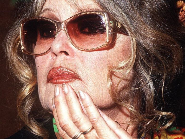 Mireille Dumas reframes Brigitte Bardot in the middle of an interview!