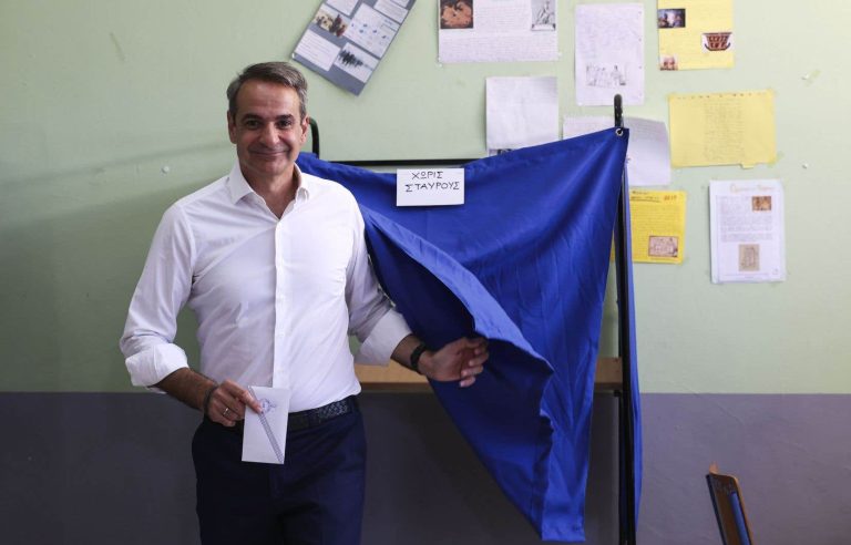 Mitsotakis offers himself a new mandate