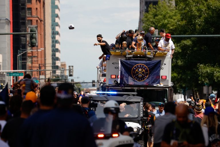 NBA |  The Nuggets celebrate their first title on the streets of Denver