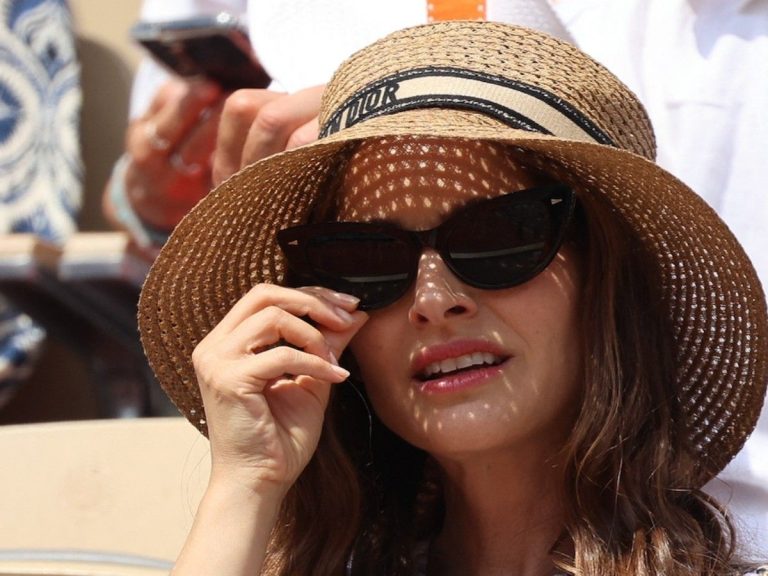 Natalie Portman, chic and relaxed at Roland-Garros: straw hat and fan, the actress pulls out all the stops