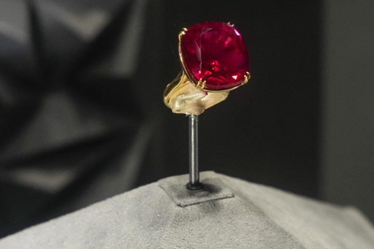 New York |  A giant ruby ​​sold at auction for 34.8 million