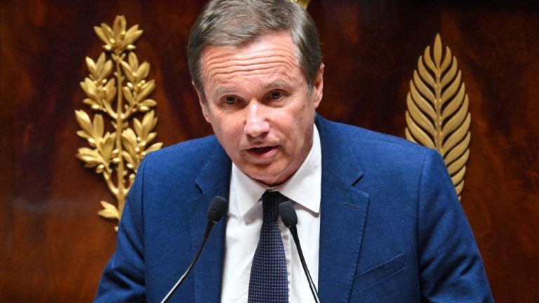 Nicolas Dupont-Aignan announces a Debout la France list