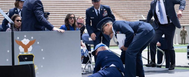 ON VIDEO |  Joe Biden falls in front of an alarmed crowd after speaking