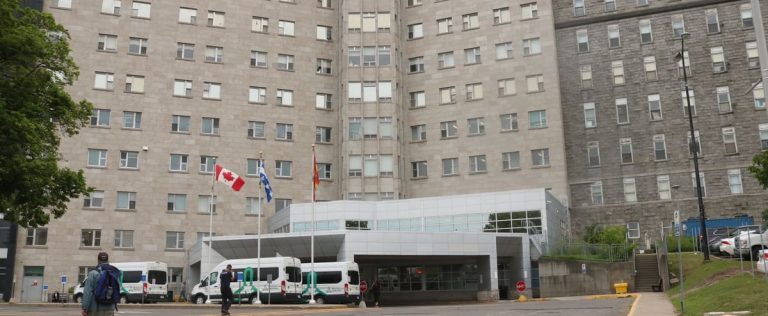 [PHOTOS] A fall from the 8th floor at the Hôtel-Dieu de Lévis