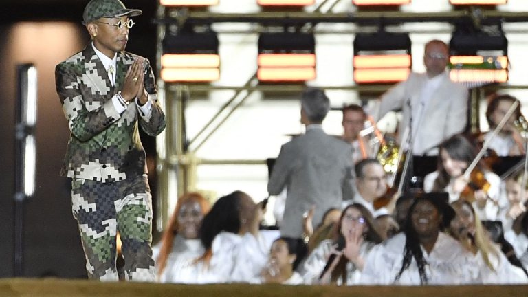 Pharrell Williams lights up the Pont Neuf, transformed into a podium, with a spectacular show for Louis Vuitton