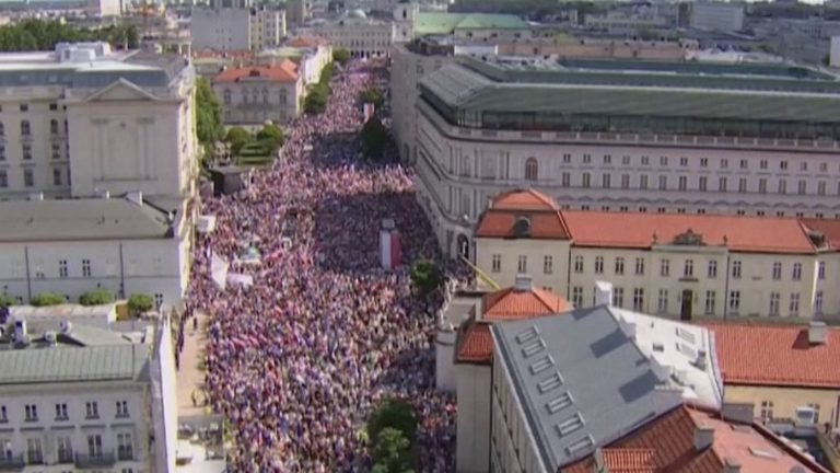 Poland: a demonstration against the government brings together half a million people in Warsaw