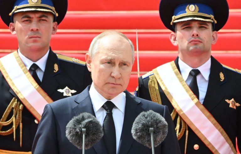 Putin thanks his army for “preventing a civil war” and muzzles Wagner