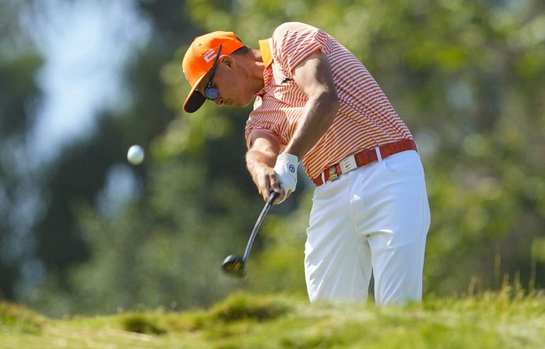 Rickie Fowler stays on top with stroke at U.S. Open