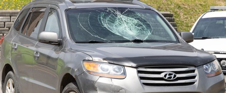 Road rage in Quebec: he drives with a man on the hood of his vehicle