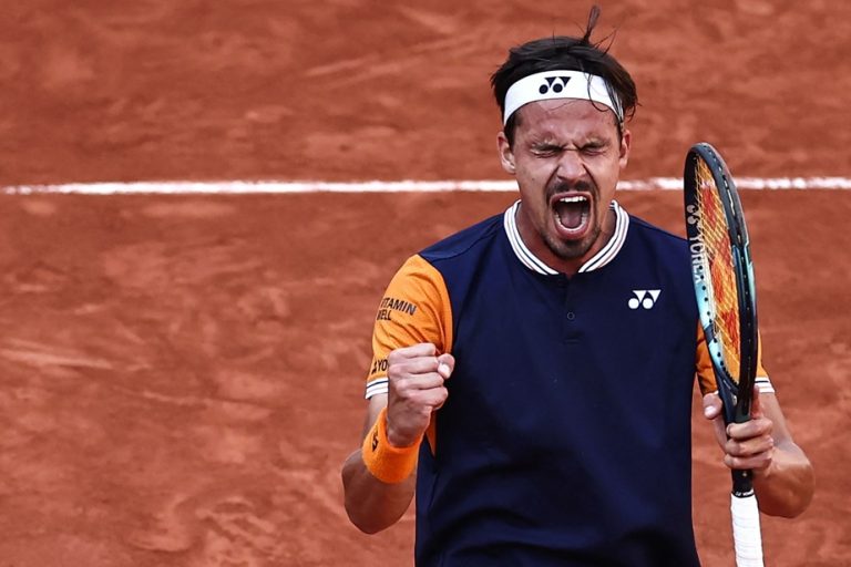 Roland Garros |  Daniel Altmaier defeats Jannik Sinner in a 5:30 match