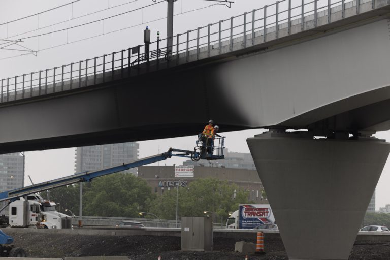 Samuel De Champlain Bridge |  A fire under the REM disrupts traffic