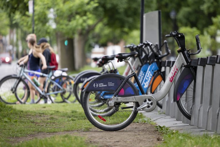 Self-service bicycles |  The BIXI service victim of its popularity