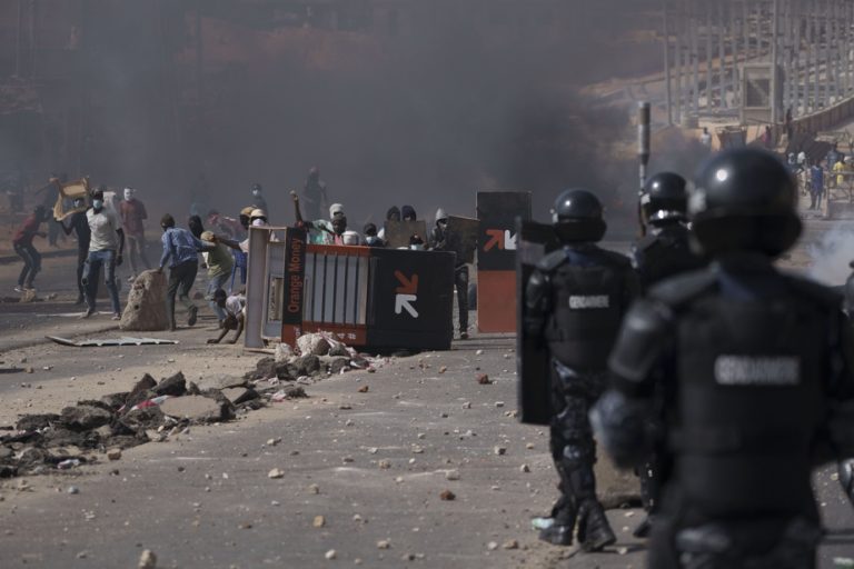 Senegal |  International calls for restraint, the power deploys the army after the clashes