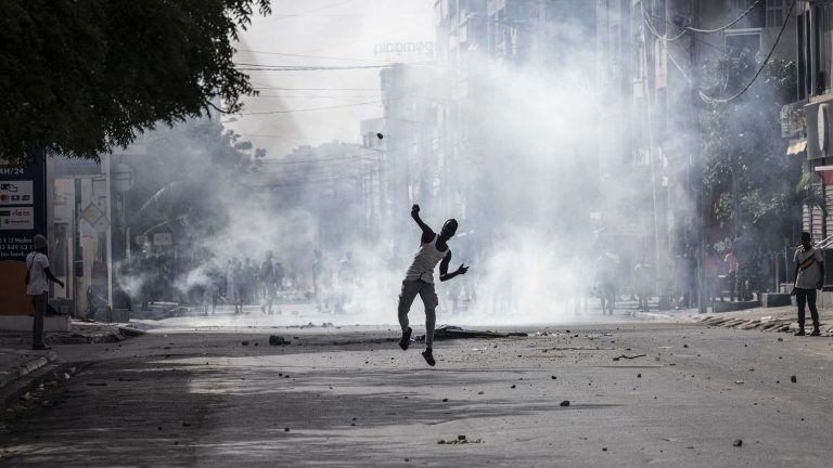 Senegal ablaze after the conviction of the main opponent of the president