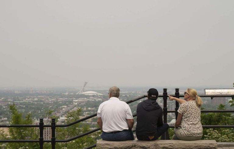 Smog from forest fires spreads over several regions, including Montreal