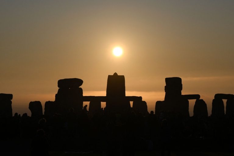 Stonehenge stormed by 8000 people for the summer solstice