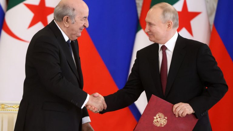 The Algerian president in Moscow, a state visit with great fanfare to strengthen ties with Russia