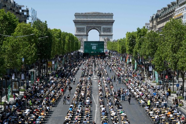 The Champs-Elysées transformed into a classroom for a giant dictation