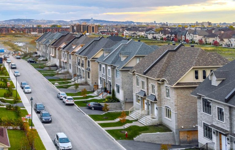 The average price of residences has fallen in the suburbs of Montreal