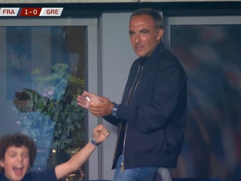 The dumpling of TF1 which is filming in the middle of the France / Greece match, its flagship host, Nikos Aliagas, smoking in the stands!