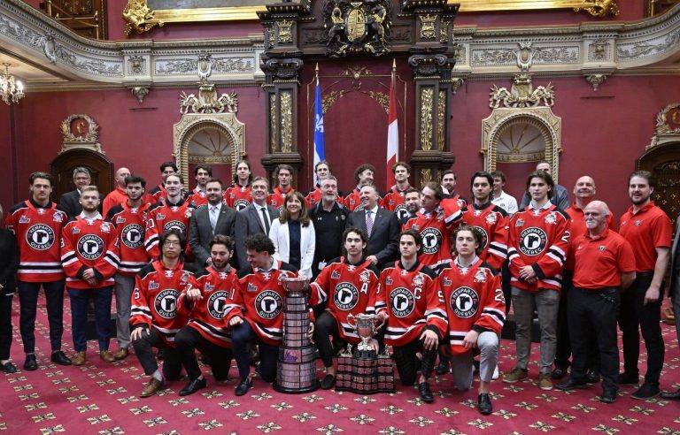 The elected officials pay tribute to the Remparts, champions of the Memorial Cup