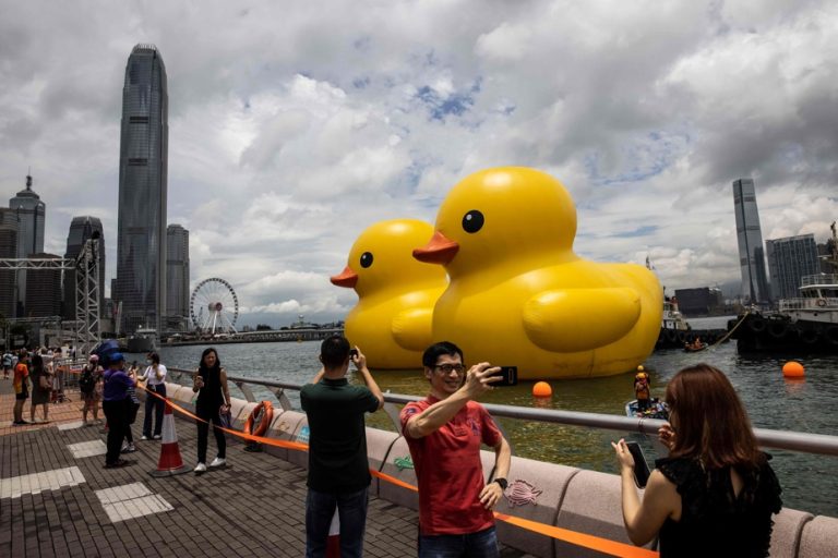 The giant duck, symbol of peace, returns to Hong Kong Bay with its twin