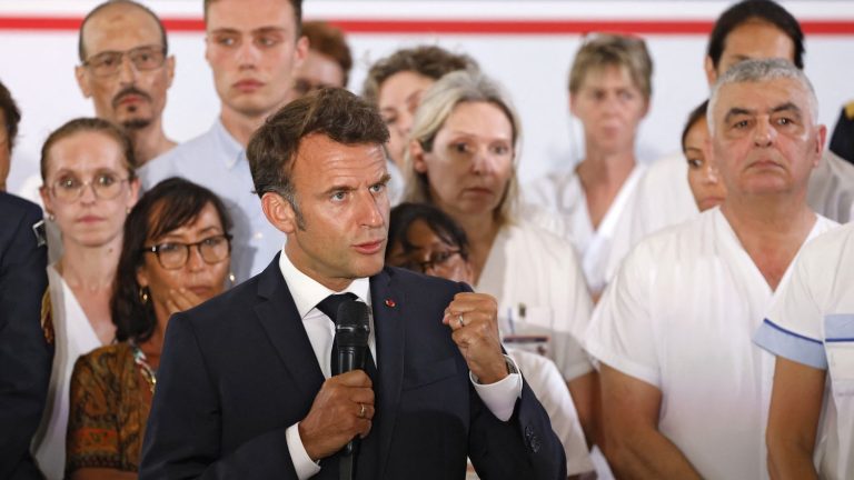 “There is no other city in metropolitan France that we help so much for its hospitals”, assures Emmanuel Macron