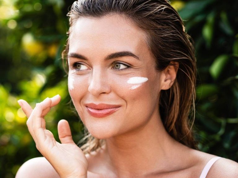 This moisturizing sunscreen with a matte finish leaves no white marks on the skin