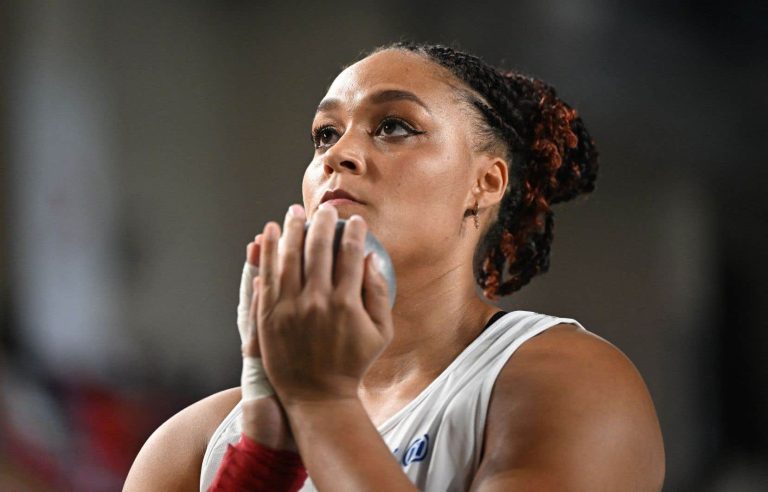 To help her team, a shot putter improvises herself as a specialist in the 100m hurdles