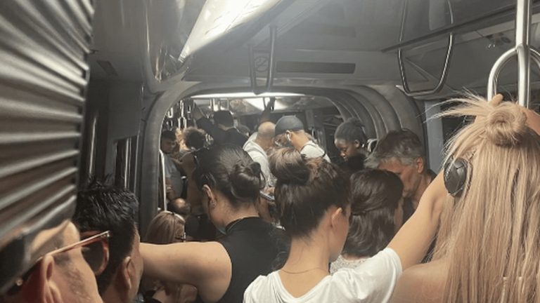 Transport: one year before the Olympic Games, Paris metro passengers stranded