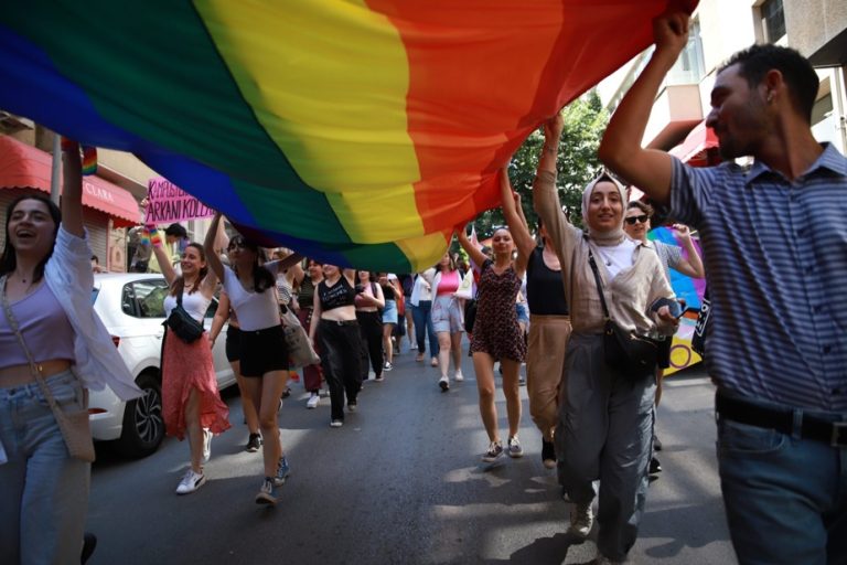 Türkiye |  LGBTQ+ community defies Istanbul parade ban