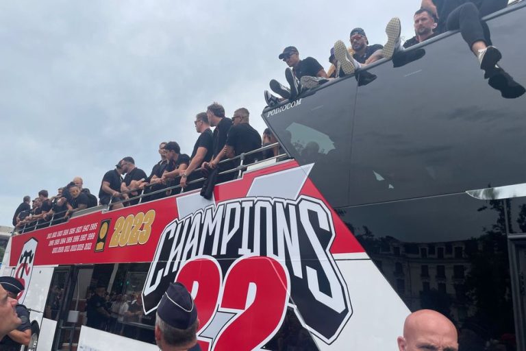 VIDEO.  Toulouse players celebrate the victory in the Top 14 place du Capitole with the supporters