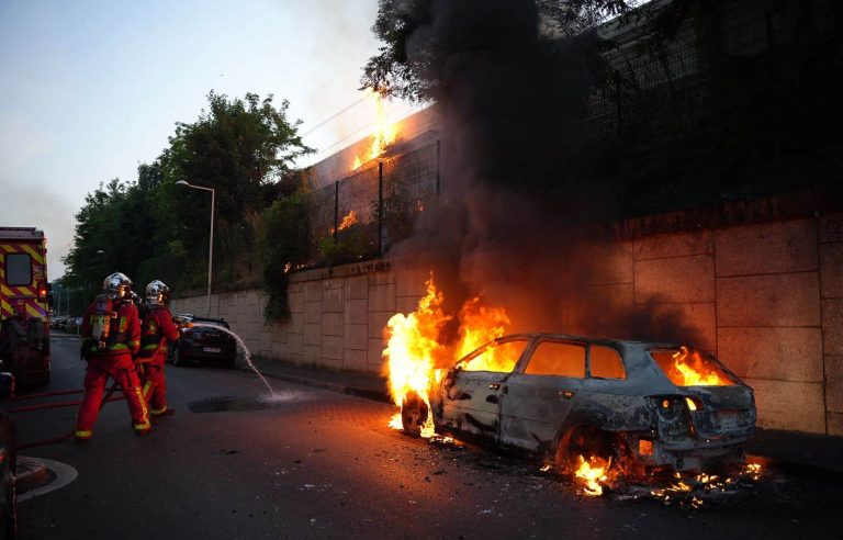 Violence in the Paris suburbs after the death of a young man killed by a police officer