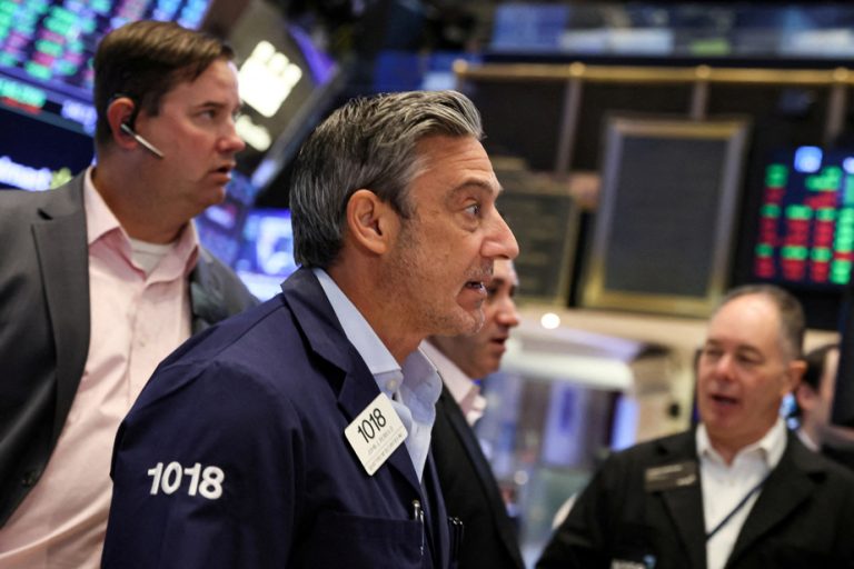 Wall Street opens lower, consolidation continues