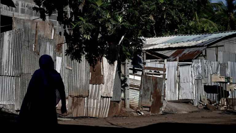 “We sleep on carpets stretched on stones”, says a woman expelled from a “banga” in Mayotte