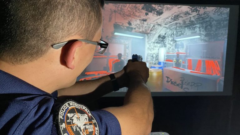 With lasers and a screen, municipal police officers train virtually for interventions