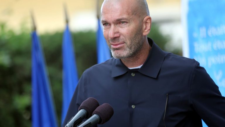 Zinédine Zidane in tears as she inaugurates a home for end-of-life children in Istres