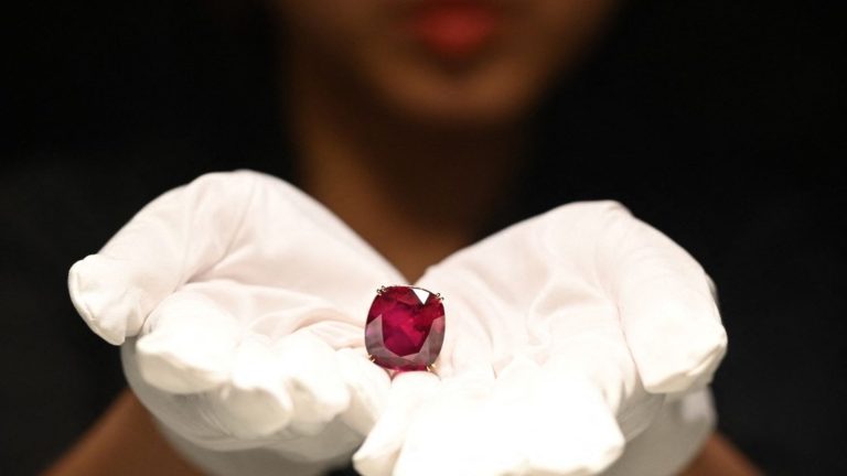 a giant ruby ​​sold at auction for $34.8 million in New York, a record