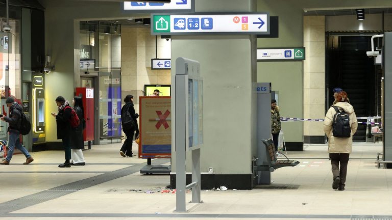 a man dies with his head stuck in a metal curtain of the metro in Brussels