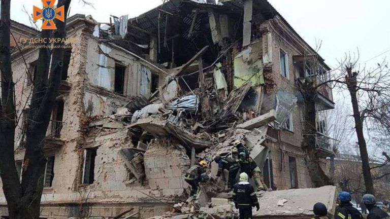 strike on residential building in Kryvyi Rih leaves three dead and 25 injured, local authorities say